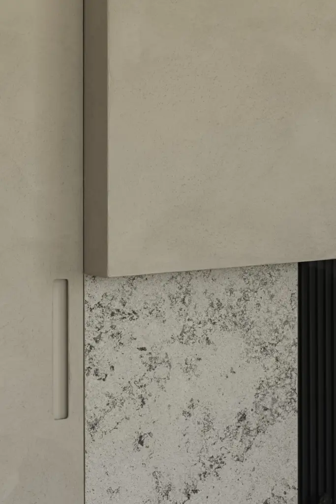 Detail van de natuurstenen haardwand met ingefreesde greep, a masterful balance between authenticity and comfort, interieur Laura Calleeuw