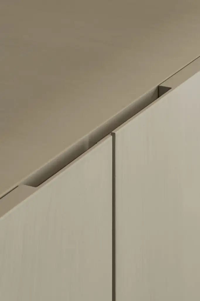 Detail van de kastdeuren onder de dakhelling met ingefreesde greep, a masterful balance between authenticity and comfort, interieur Laura Calleeuw