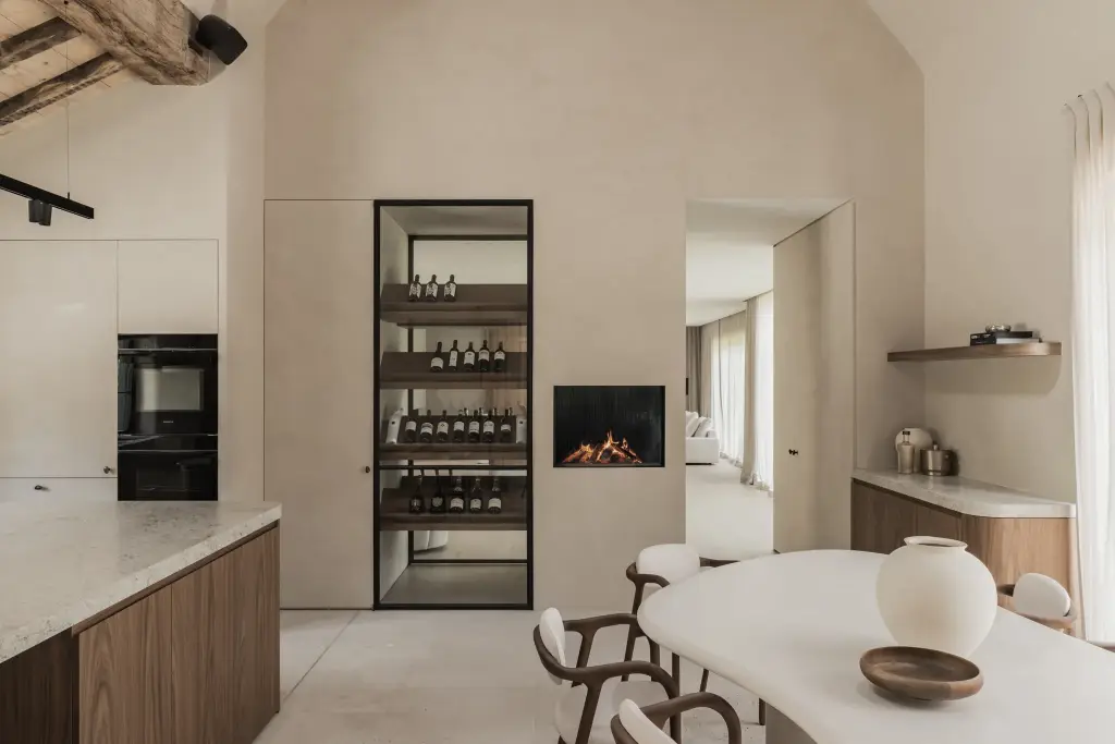 Keuken en eethoek met wijnkast, haard en doorkijk naar de leefruimte, a masterful balance between authenticity and comfort, interieur Laura Calleeuw