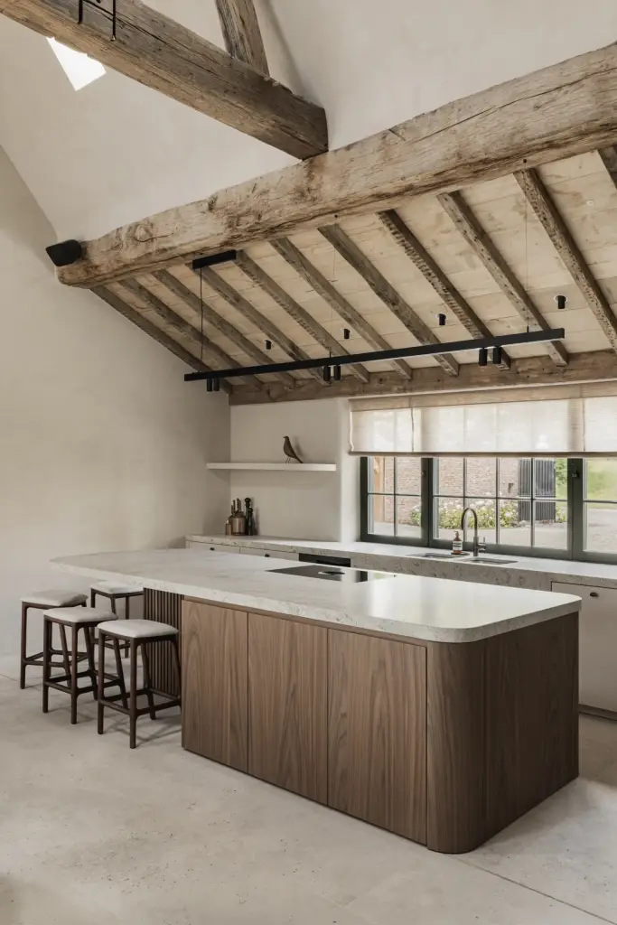 Keuken onder oude houten balken met kookeiland in notelaar en houten krukken, a masterful balance between authenticity and comfort, interieur Laura Calleeuw