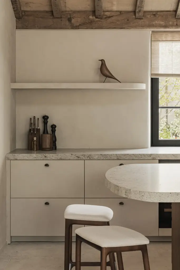 Keukenkasten in lichte tint met natuurstenen werkblad en krukken aan het eiland, a masterful balance between authenticity and comfort, interieur Laura Calleeuw