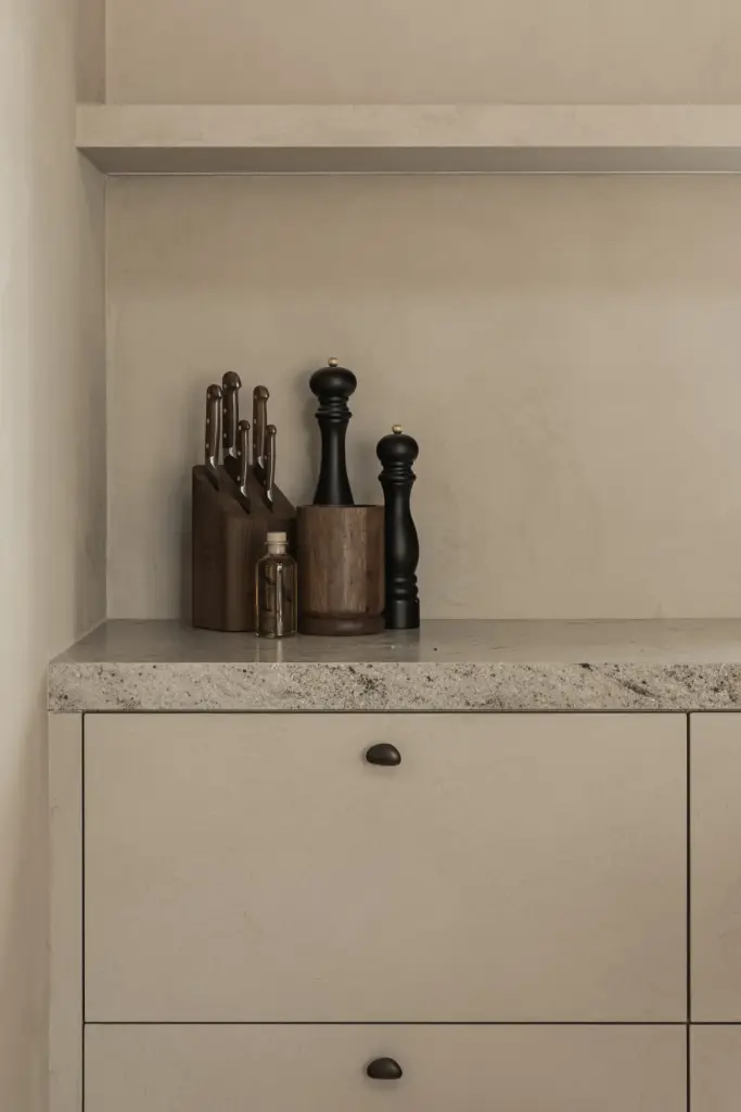 Natuurstenen werkblad met messenblok en lades met zwarte grepen, a masterful balance between authenticity and comfort, interieur Laura Calleeuw
