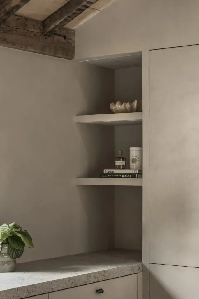Nis met planken, vazen en een plant naast de keukenkast, a masterful balance between authenticity and comfort, interieur Laura Calleeuw