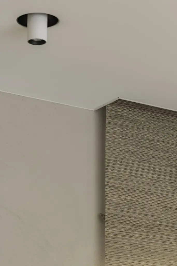 Detail van een rieten roman blind tegen een gepleisterde wand en plafond, a masterful balance between authenticity and comfort, interieur Laura Calleeuw