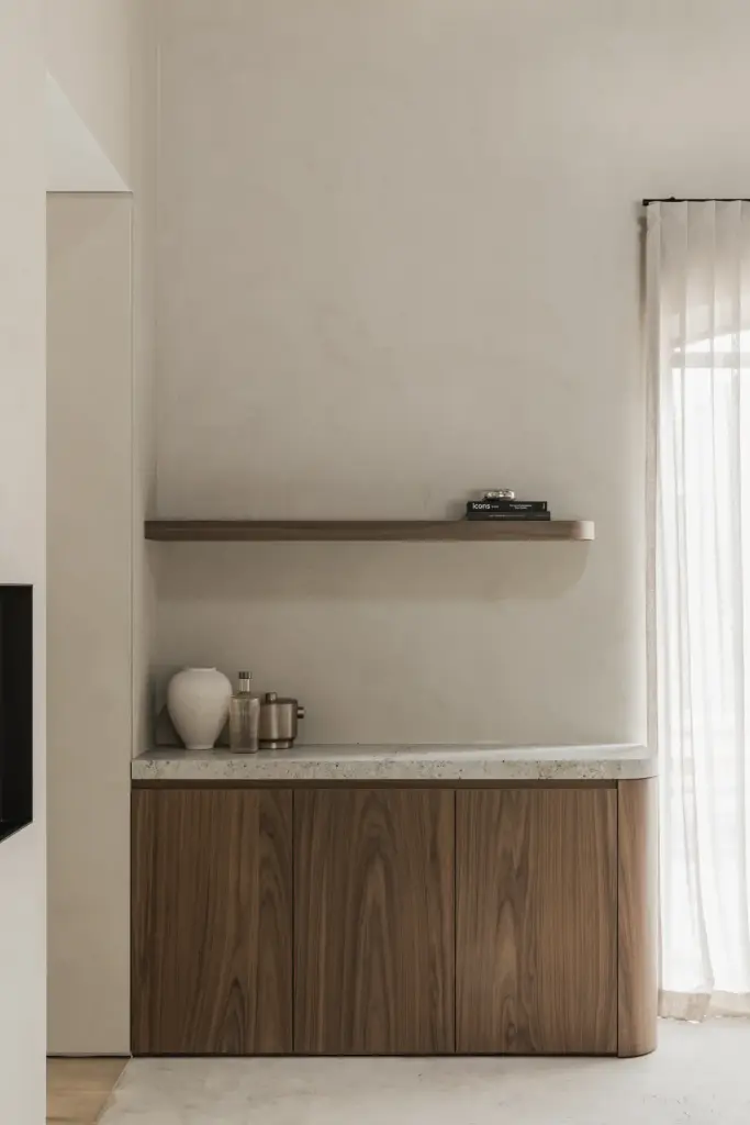 Schap met vaas boven een notelaren onderkast naast vitrage, a masterful balance between authenticity and comfort, interieur Laura Calleeuw
