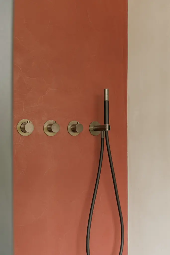Terracotta douchewand met drie kranen en een handdouche, Villarenovatie in Knokke, interieur Laura Calleeuw