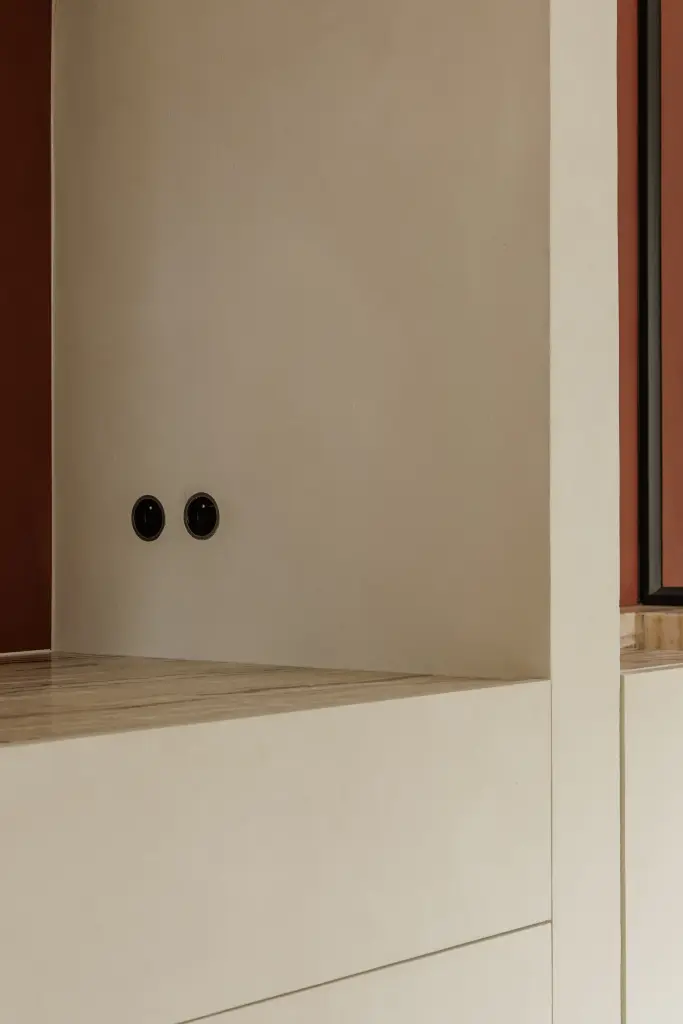 Detail van een kalkpleister bank en terracotta wand in de badkamer, Villarenovatie in Knokke, interieur Laura Calleeuw