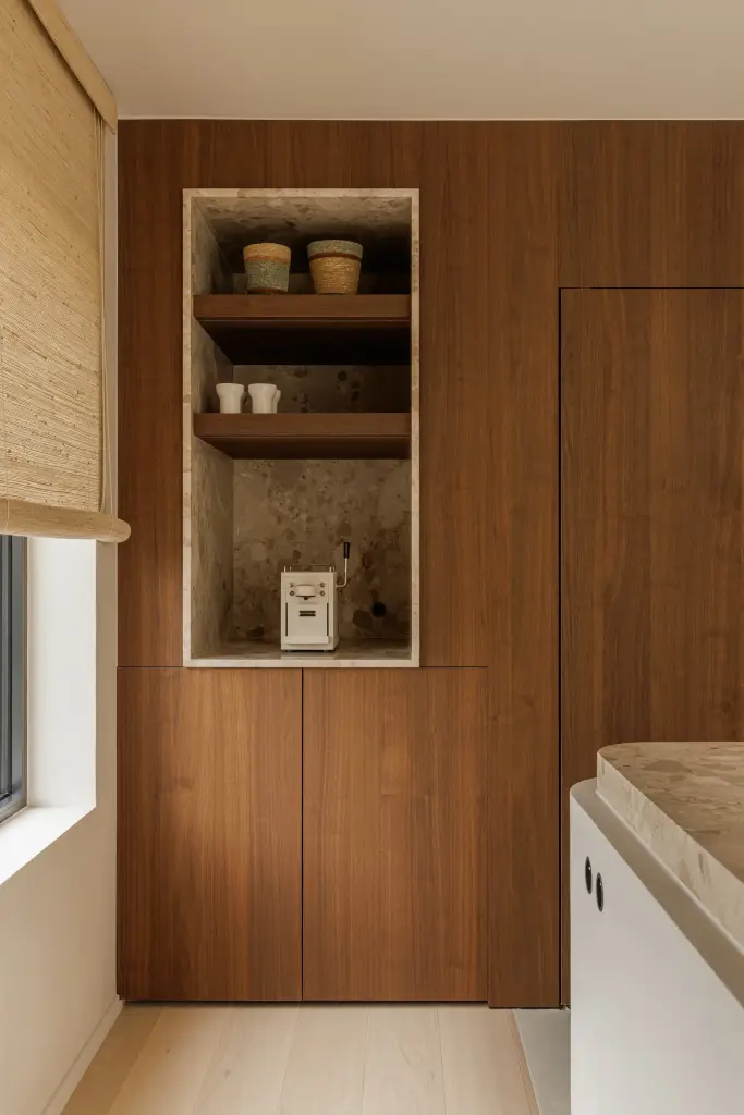 Notelaren kast met open nis en een roman blind naast het raam, Villarenovatie in Knokke, interieur Laura Calleeuw