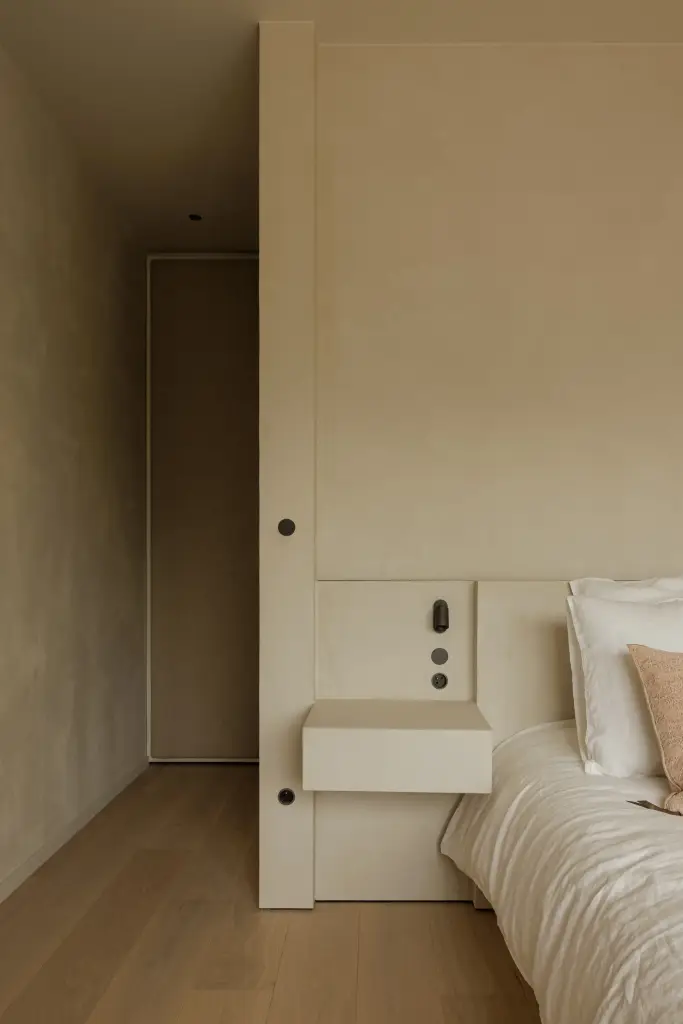 Slaapkamer met hoofdbord met lichtlijn, zwevend nachtkastje en eikenhouten parket, Villarenovatie in Knokke, interieur Laura Calleeuw