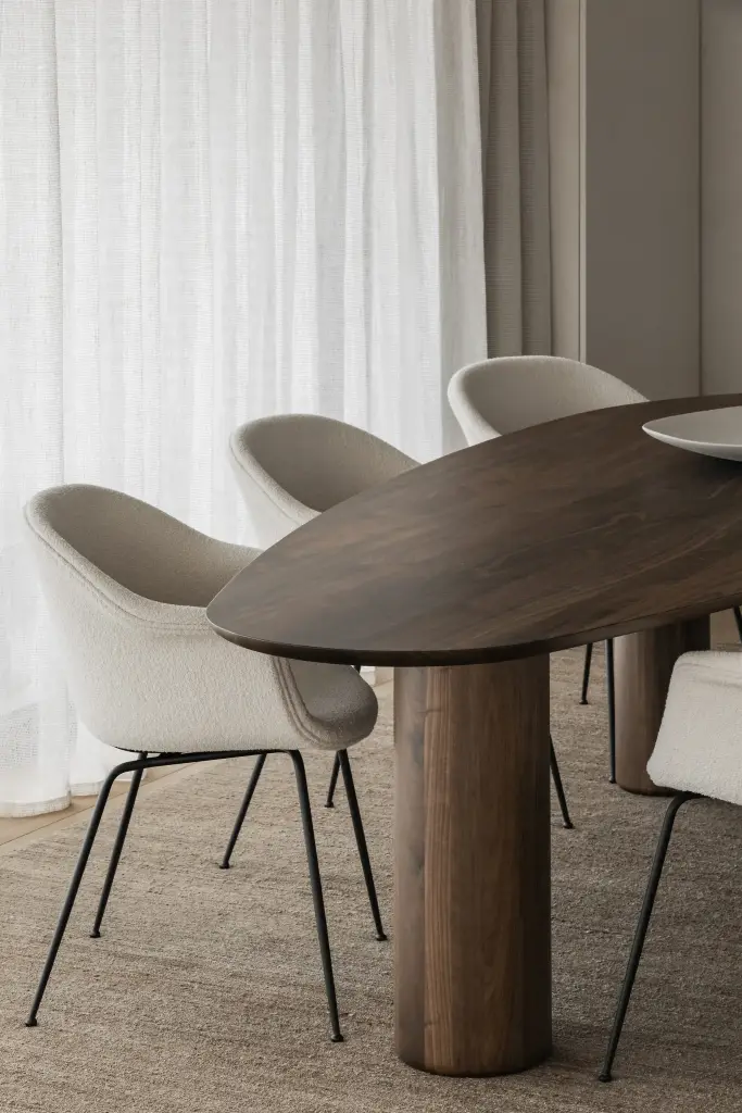 Eetstoel bij de ovale notelaren tafel voor lange vitrage, Penthouse in Kortrijk, interieur Laura Calleeuw