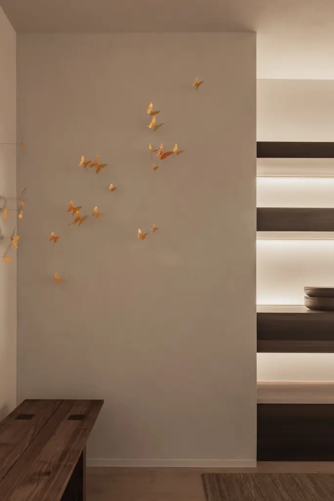 Gouden vlinders als wanddecoratie naast verlichte planken, Penthouse in Kortrijk, interieur Laura Calleeuw