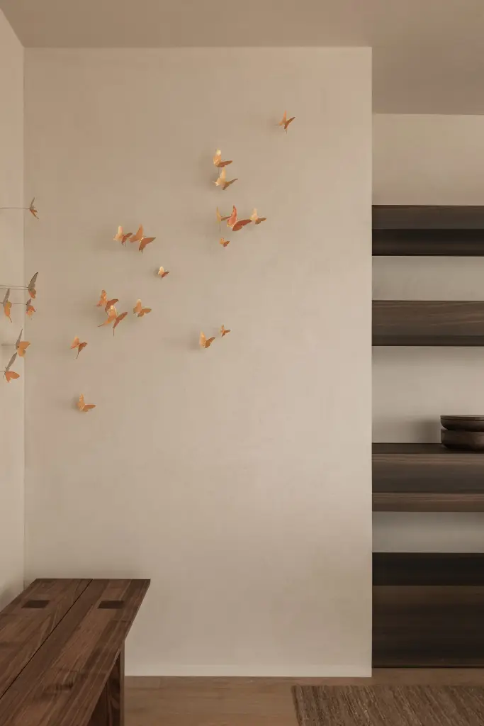Gouden vlinders als wanddecoratie naast verlichte planken, Penthouse in Kortrijk, interieur Laura Calleeuw