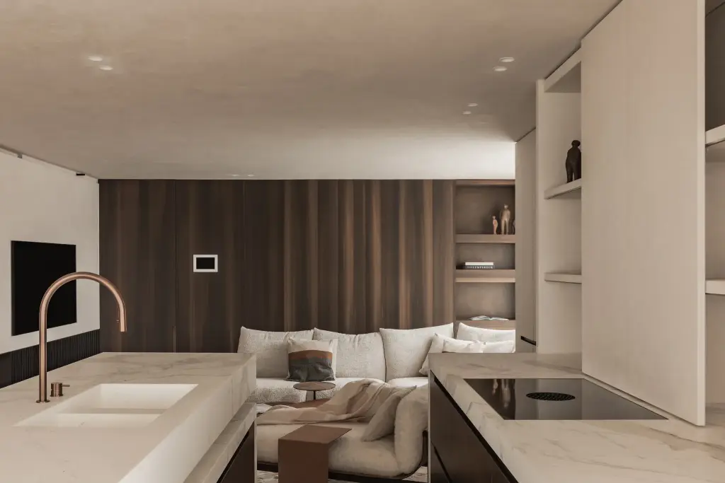 Keuken met koperen kraan en kookeiland voor een notelaren wand met zithoek achteraan, Penthouse in Kortrijk, interieur Laura Calleeuw