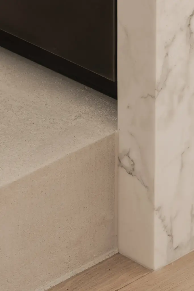 Detail van marmer en een donkere kastdeur, Penthouse in Kortrijk, interieur Laura Calleeuw