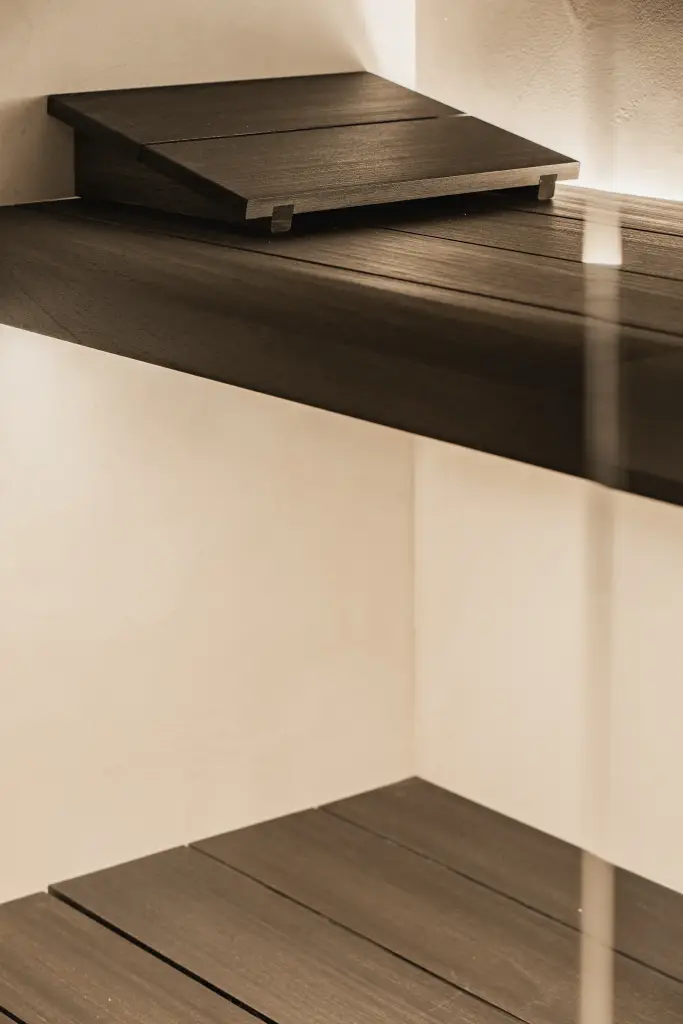 Sauna met houten bank, glazen deur, zwarte verwarmingspaneel en indirecte verlichting, Penthouse in Kortrijk, interieur Laura Calleeuw