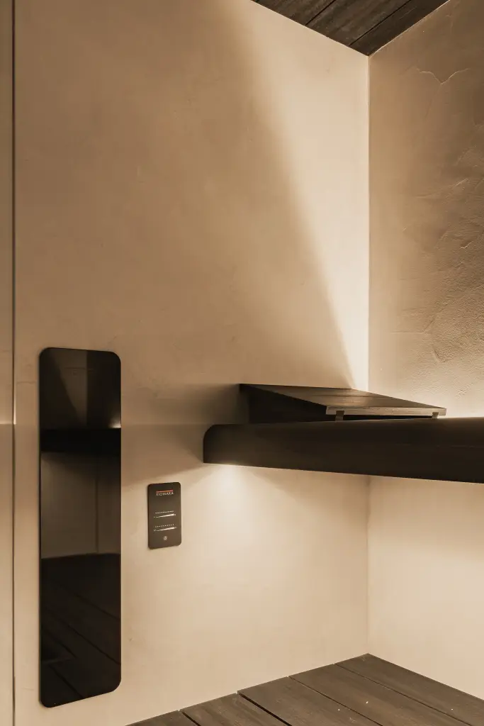 Sauna met houten bank, glazen deur, zwarte verwarmingspaneel en indirecte verlichting, Penthouse in Kortrijk, interieur Laura Calleeuw