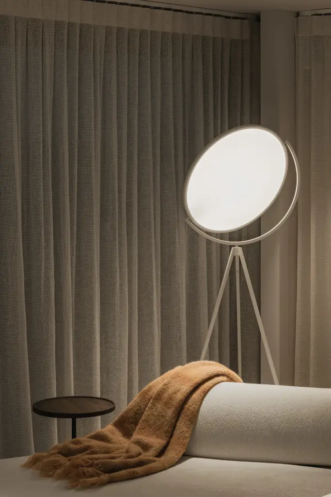 Staande lamp en plaid voor een gordijn, Penthouse in Kortrijk, interieur Laura Calleeuw