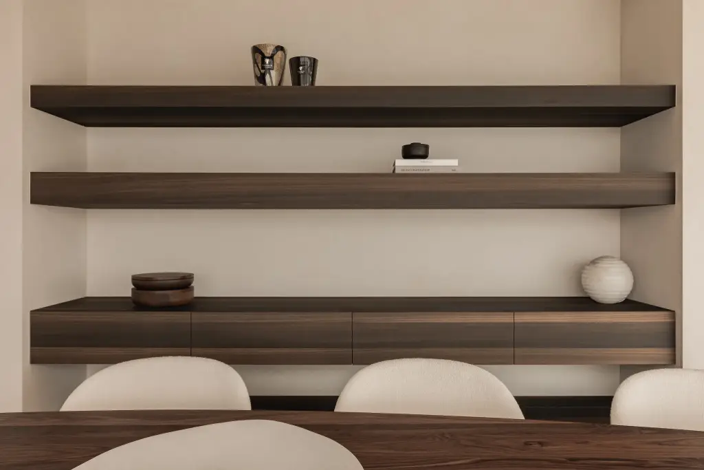 Zwevende planken en dressoir in notelaar met vazen, een schaal en een kleine lamp, Penthouse in Kortrijk, interieur Laura Calleeuw