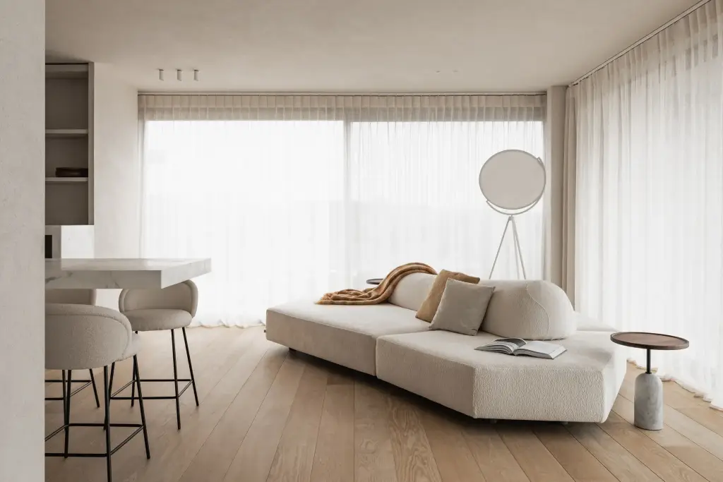 Leefruimte met lage sofa, zwarte salontafel, staande lamp en groot raam met vitrage, Penthouse in Kortrijk, interieur Laura Calleeuw