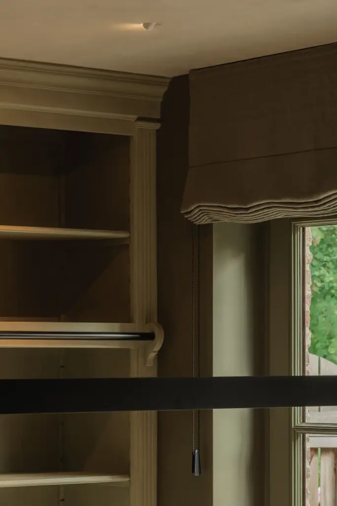 Groene kasten met roman blind en zicht op de tuin, Hoeve in Hansbeke, interieur Laura Calleeuw