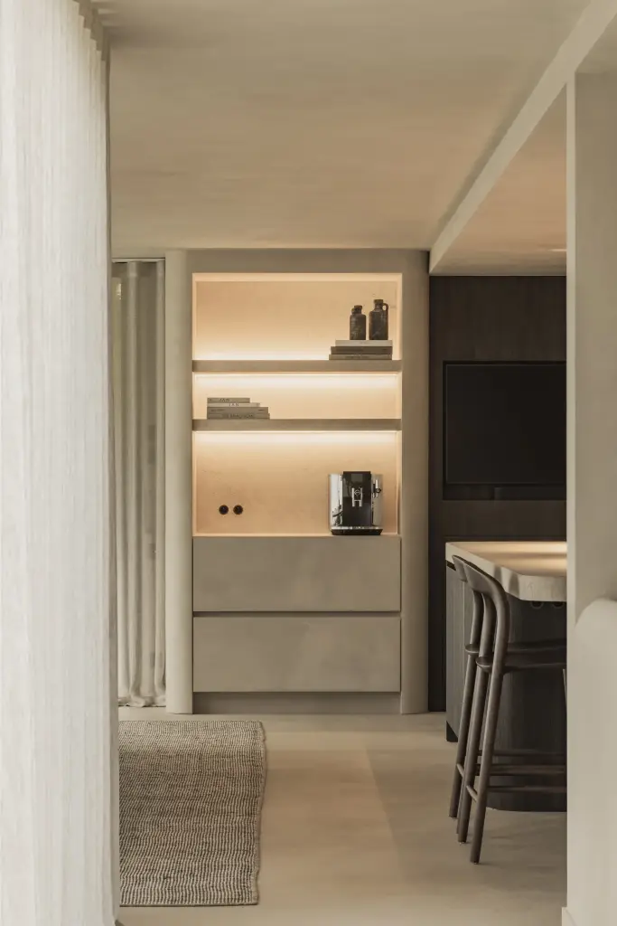 Doorkijk naar de keuken met verlichte nis, koffiemachine en planken, Hoeve in Hansbeke, interieur Laura Calleeuw
