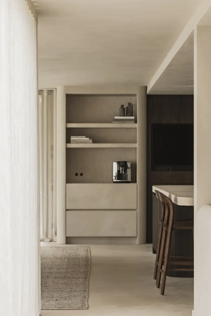 Doorkijk naar de keuken met verlichte nis, koffiemachine en planken, Hoeve in Hansbeke, interieur Laura Calleeuw