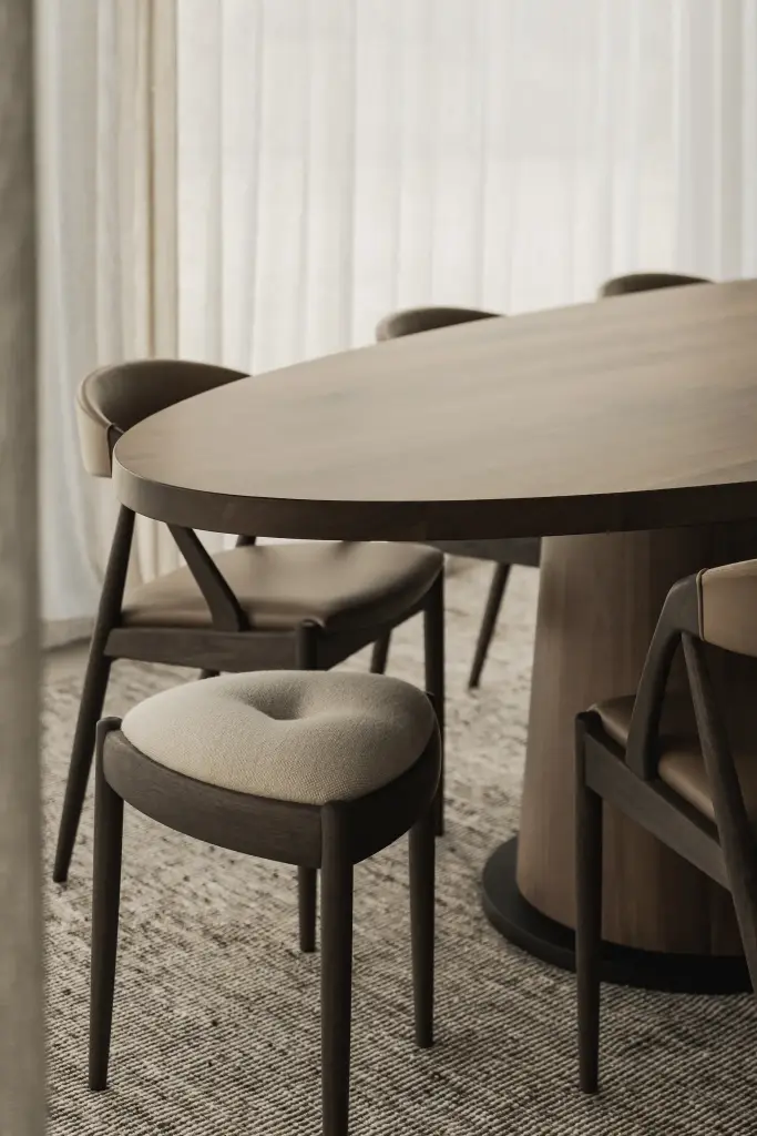 Detail van eetstoelen met leren zitting bij de ovale tafel, Hoeve in Hansbeke, interieur Laura Calleeuw