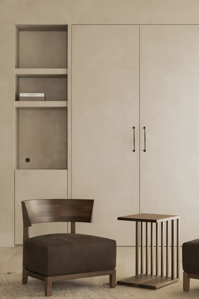 Fauteuil met houten bijzettafel voor kastdeuren met een open nis, Hoeve in Hansbeke, interieur Laura Calleeuw