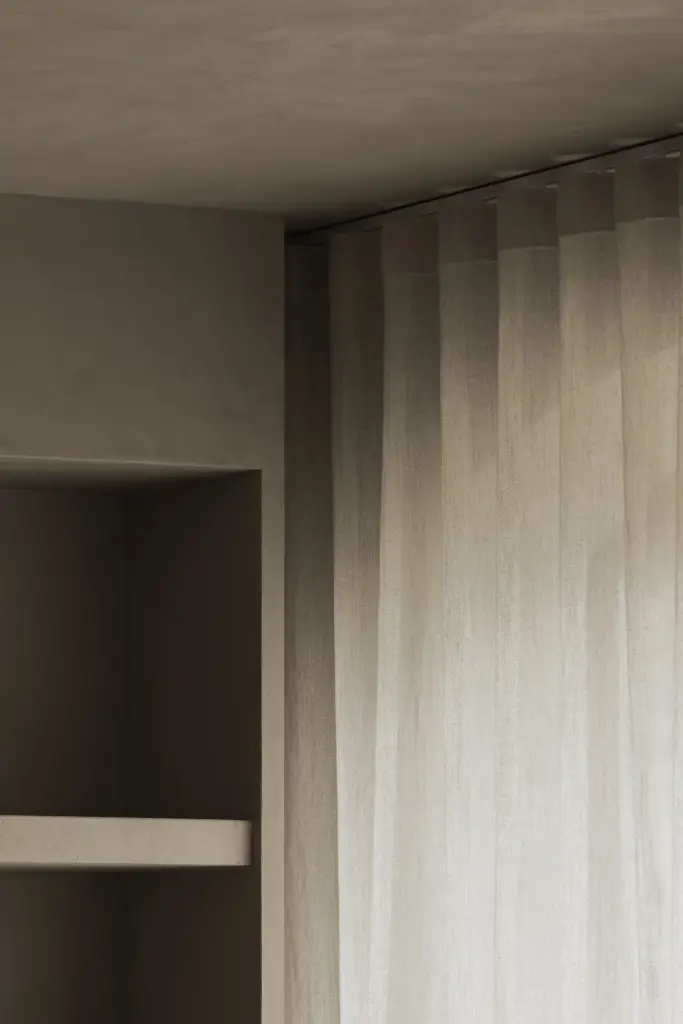 Gordijn naast een open nis in een gepleisterde wand, Hoeve in Hansbeke, interieur Laura Calleeuw