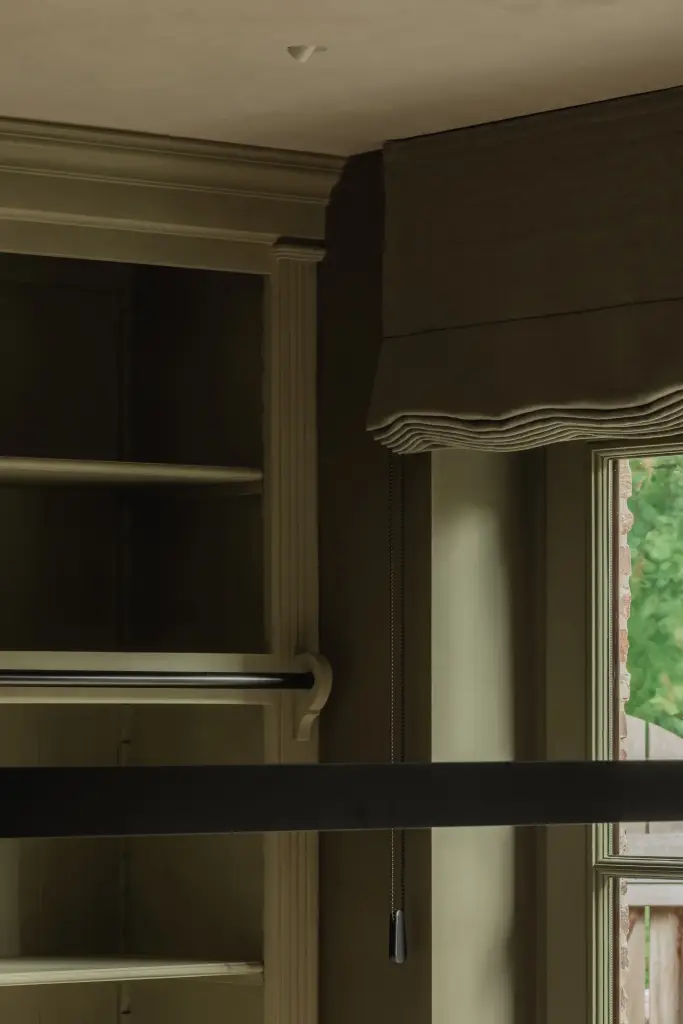 Groene kast met roman blind en een zwart raamkader, Hoeve in Hansbeke, interieur Laura Calleeuw