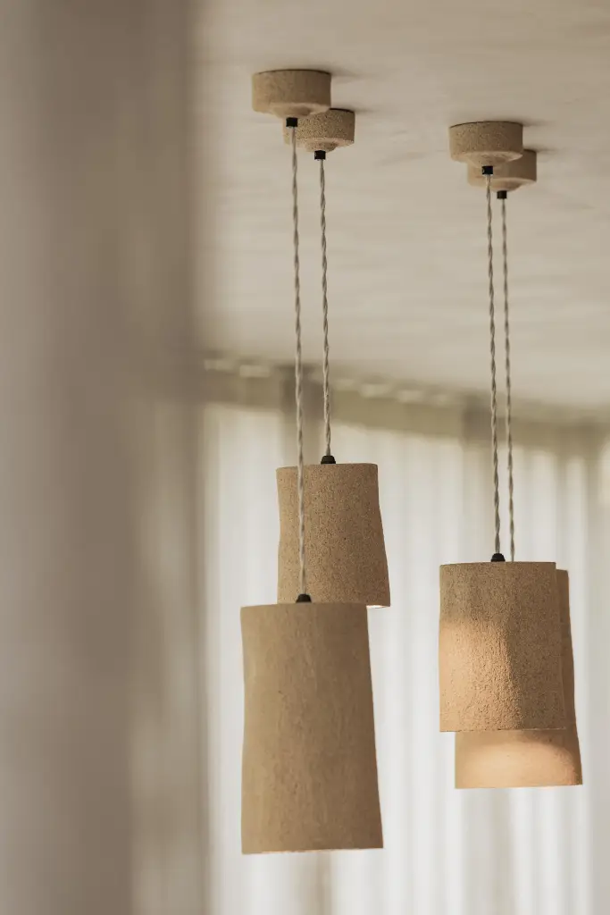 Hanglampen in aardewerk aan gevlochten kabels, Hoeve in Hansbeke, interieur Laura Calleeuw