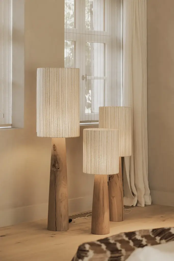 Houten staande lampen met linnen kappen voor een raam met gordijn, Hoeve in Hansbeke, interieur Laura Calleeuw