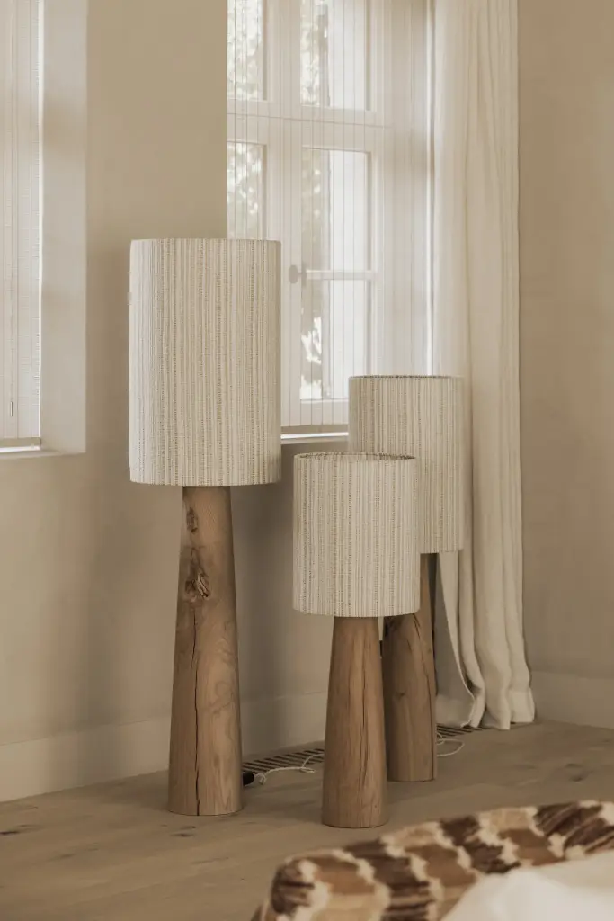 Houten staande lampen met linnen kappen voor een raam met gordijn, Hoeve in Hansbeke, interieur Laura Calleeuw