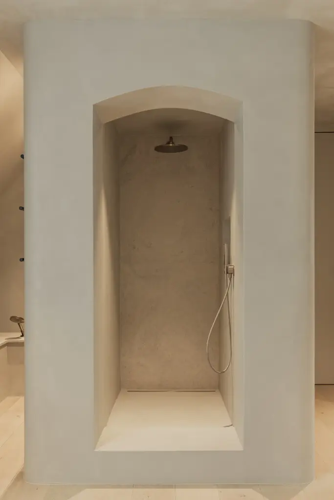 Douche in een gepleisterd volume met boogvormige nis, regendouche en handdouche, Hoeve in Hansbeke, interieur Laura Calleeuw