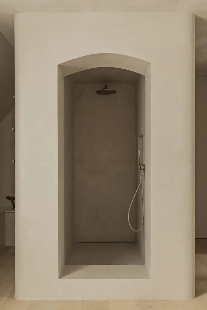 Douche in een gepleisterd volume met boogvormige nis, regendouche en handdouche, Hoeve in Hansbeke, interieur Laura Calleeuw