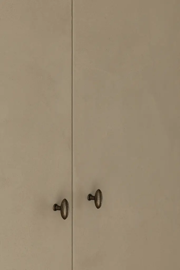Kastdeuren in kalkpleister met ronde metalen grepen, Hoeve in Hansbeke, interieur Laura Calleeuw