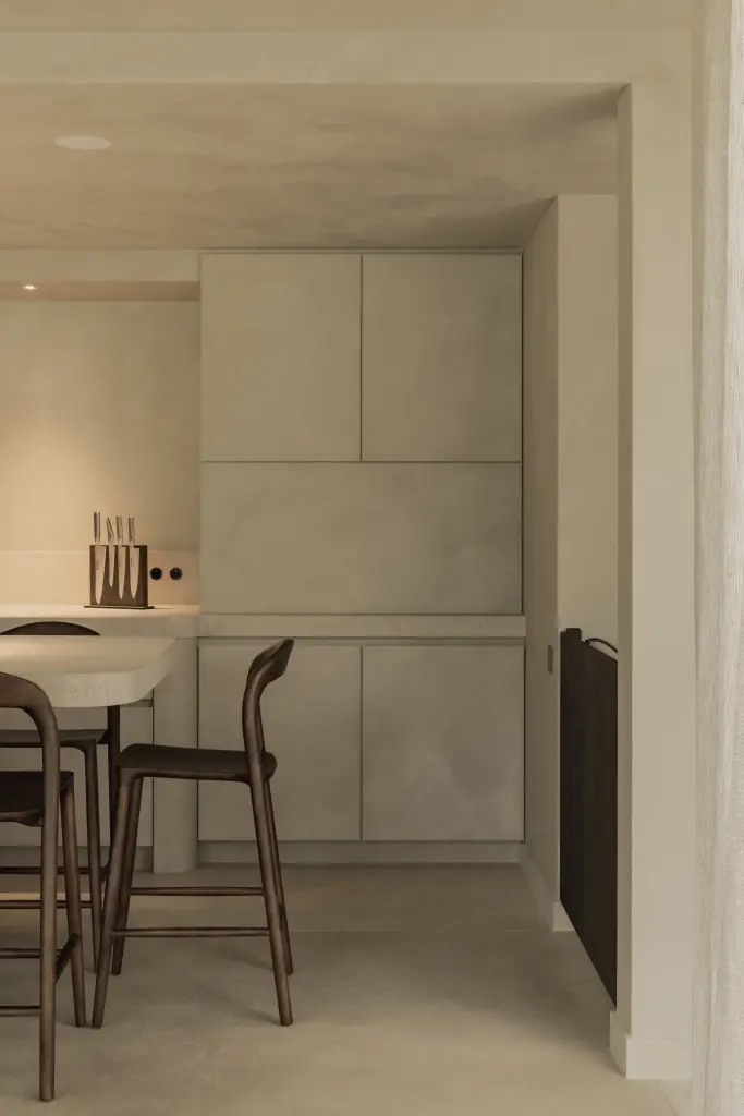 Barkrukken aan het eiland voor een kastenwand in kalkpleister, Hoeve in Hansbeke, interieur Laura Calleeuw