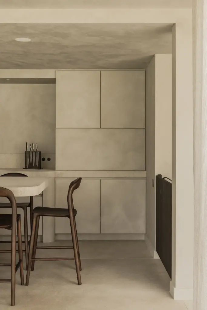 Barkrukken aan het eiland voor een kastenwand in kalkpleister, Hoeve in Hansbeke, interieur Laura Calleeuw
