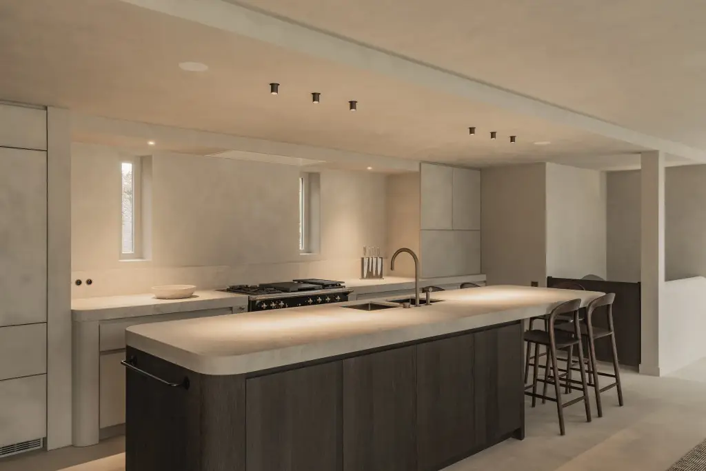Keuken met eiland in donker eiken en natuursteen, barkrukken, fornuis en spots, Hoeve in Hansbeke, interieur Laura Calleeuw