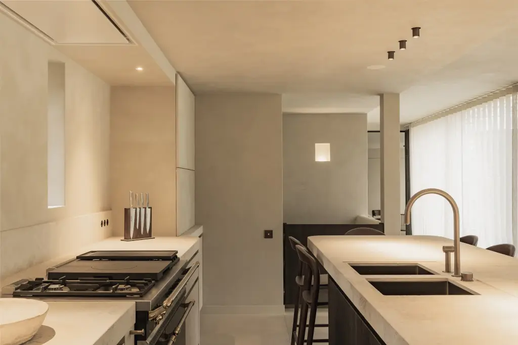 Keuken met gasfornuis, dubbele spoelbak, messing kraan en een messenblok, Hoeve in Hansbeke, interieur Laura Calleeuw