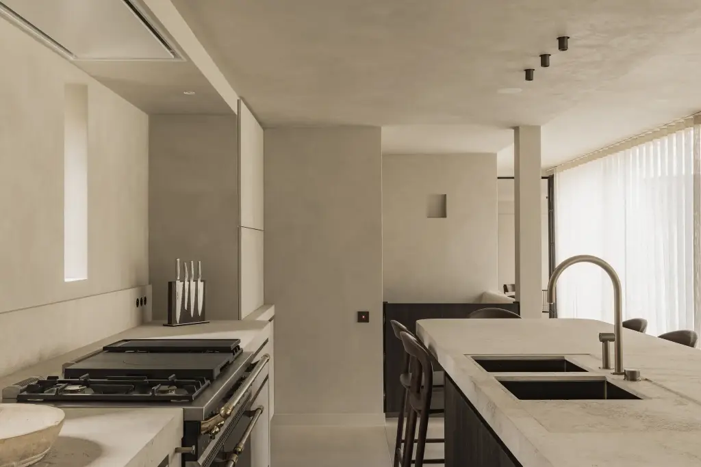 Keuken met gasfornuis, dubbele spoelbak, messing kraan en een messenblok, Hoeve in Hansbeke, interieur Laura Calleeuw