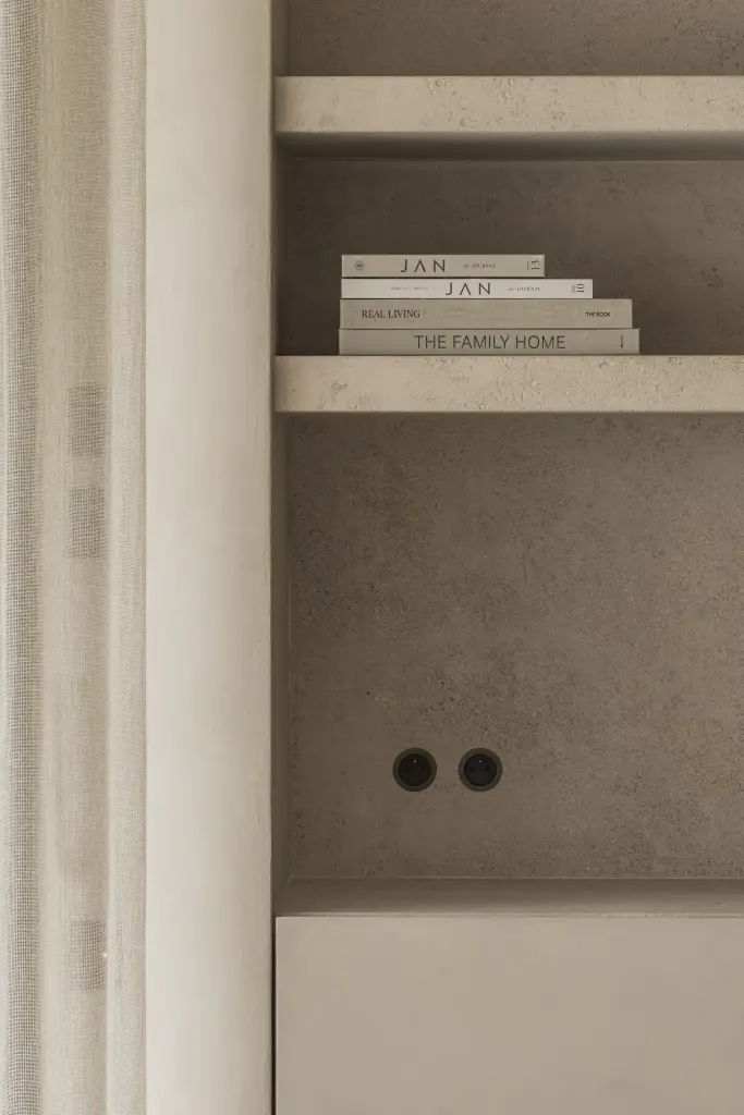Nis met boeken en zwarte stopcontacten in kalkpleister, Hoeve in Hansbeke, interieur Laura Calleeuw