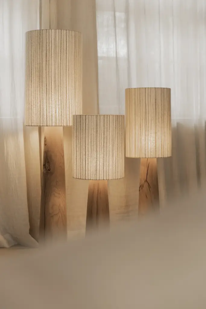 Detail van staande lampen met houten voet en gerimpelde linnen kappen, Hoeve in Hansbeke, interieur Laura Calleeuw