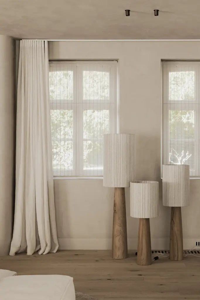 Staande lampen met linnen kappen voor een raam met gordijn, Hoeve in Hansbeke, interieur Laura Calleeuw