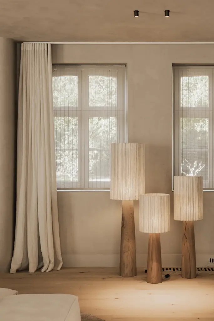 Staande lampen met linnen kappen voor een raam met gordijn, Hoeve in Hansbeke, interieur Laura Calleeuw