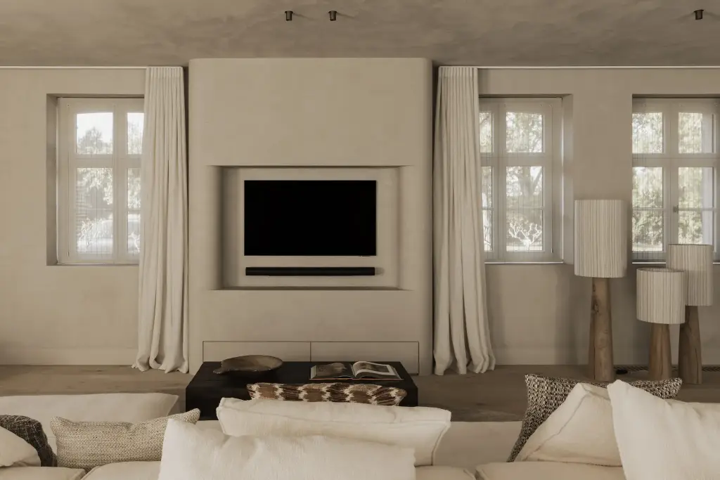 Televisienis in een gepleisterde wand tussen gordijnen, met houten staande lampen en een lage sofa, Hoeve in Hansbeke, interieur Laura Calleeuw