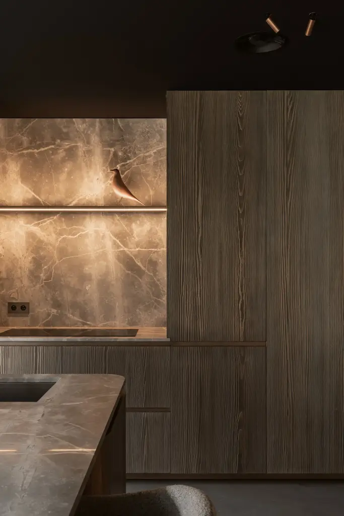 Keukenblok met natuurstenen achterwand en verlichte nis in gebeitst hout, a space that changes with the rhythm of the day, interieur Laura Calleeuw