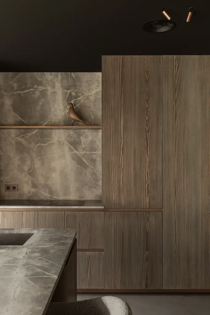 Keukenblok met natuurstenen achterwand en verlichte nis in gebeitst hout, a space that changes with the rhythm of the day, interieur Laura Calleeuw