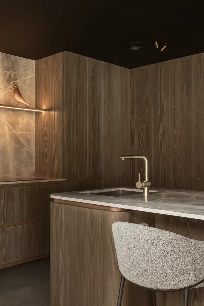Verlichte plank met houten vogeltje, natuursteen, kraan en barkruk in de bar, a space that changes with the rhythm of the day, interieur Laura Calleeuw