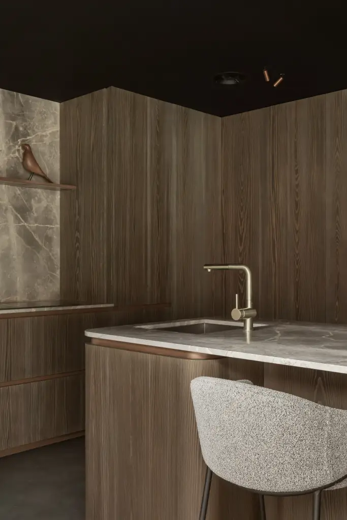 Verlichte plank met houten vogeltje, natuursteen, kraan en barkruk in de bar, a space that changes with the rhythm of the day, interieur Laura Calleeuw